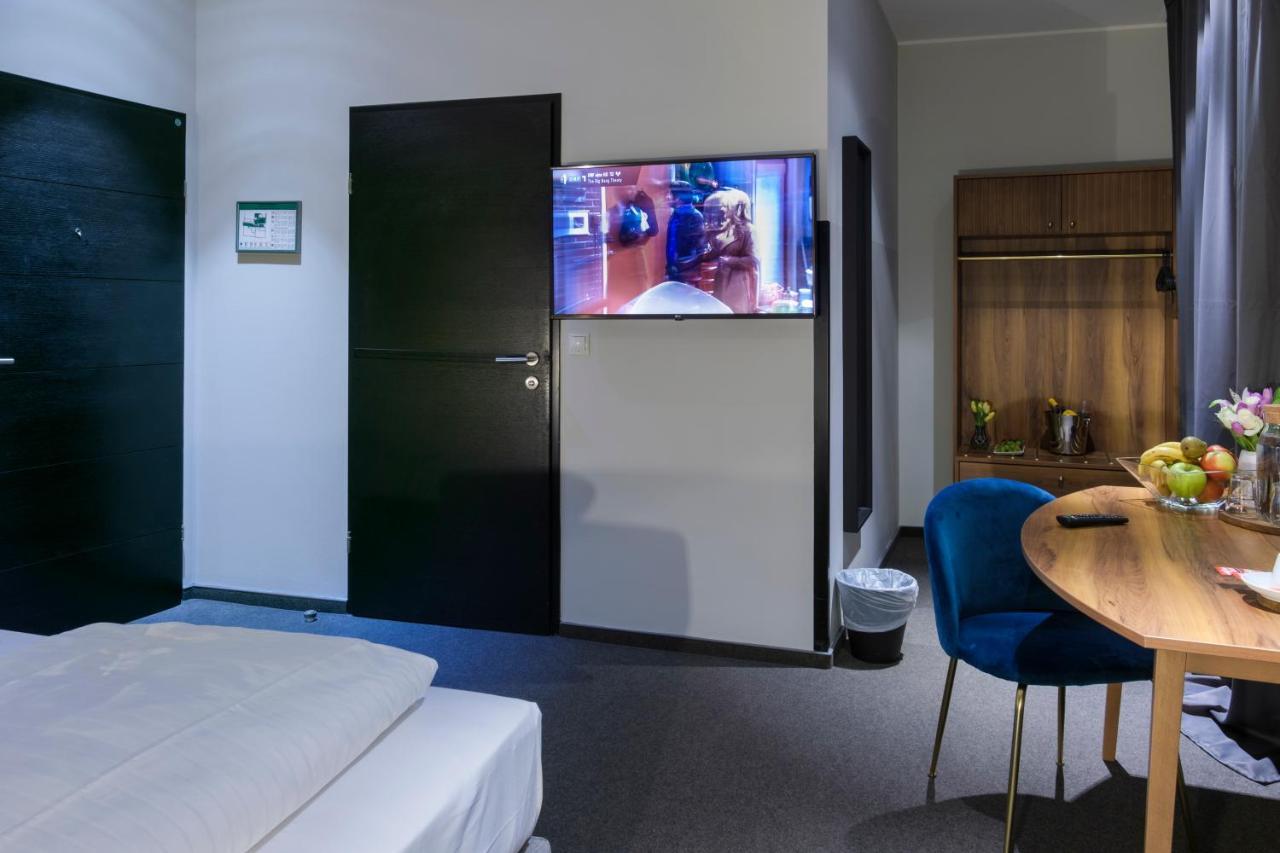 Hotel George Wina Bagian luar foto
