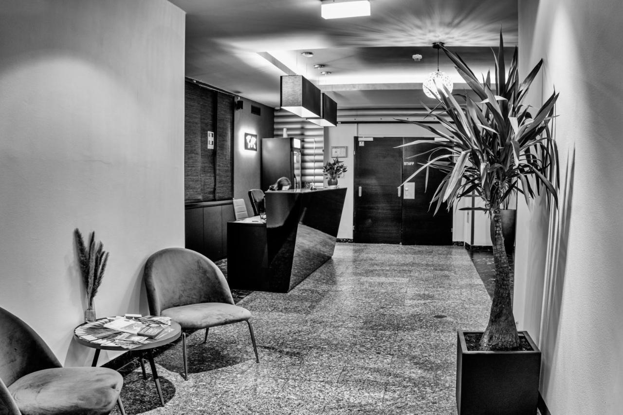 Hotel George Wina Bagian luar foto