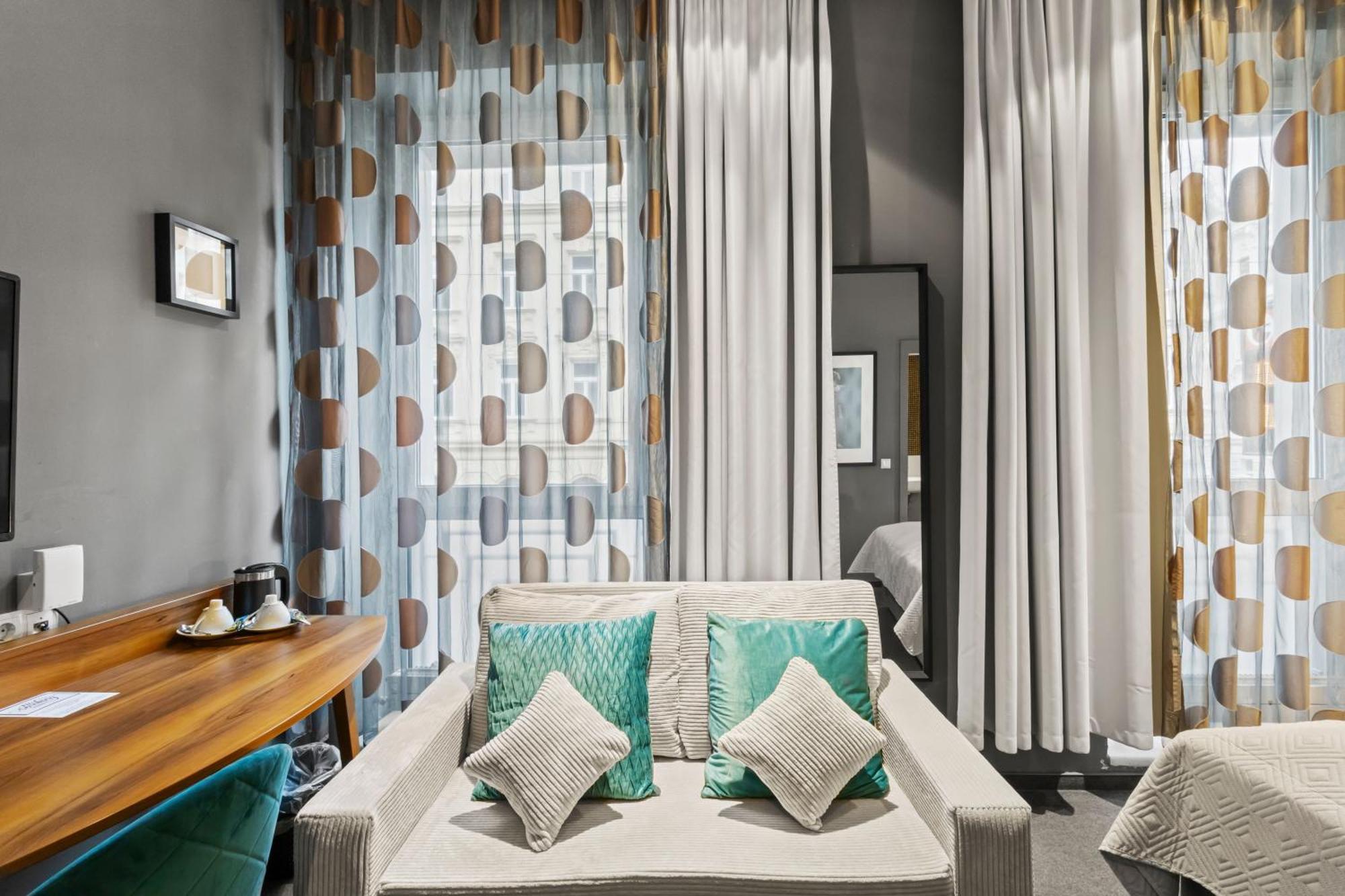 Hotel George Wina Bagian luar foto