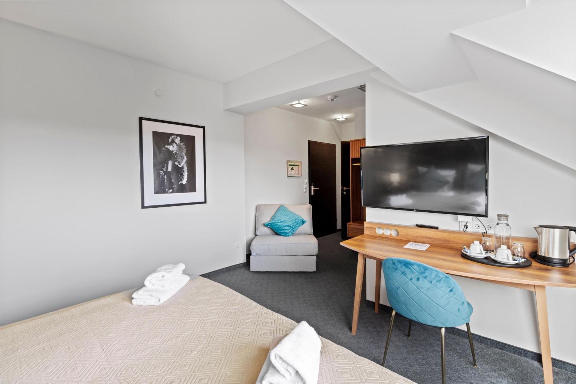 Hotel George Wina Bagian luar foto