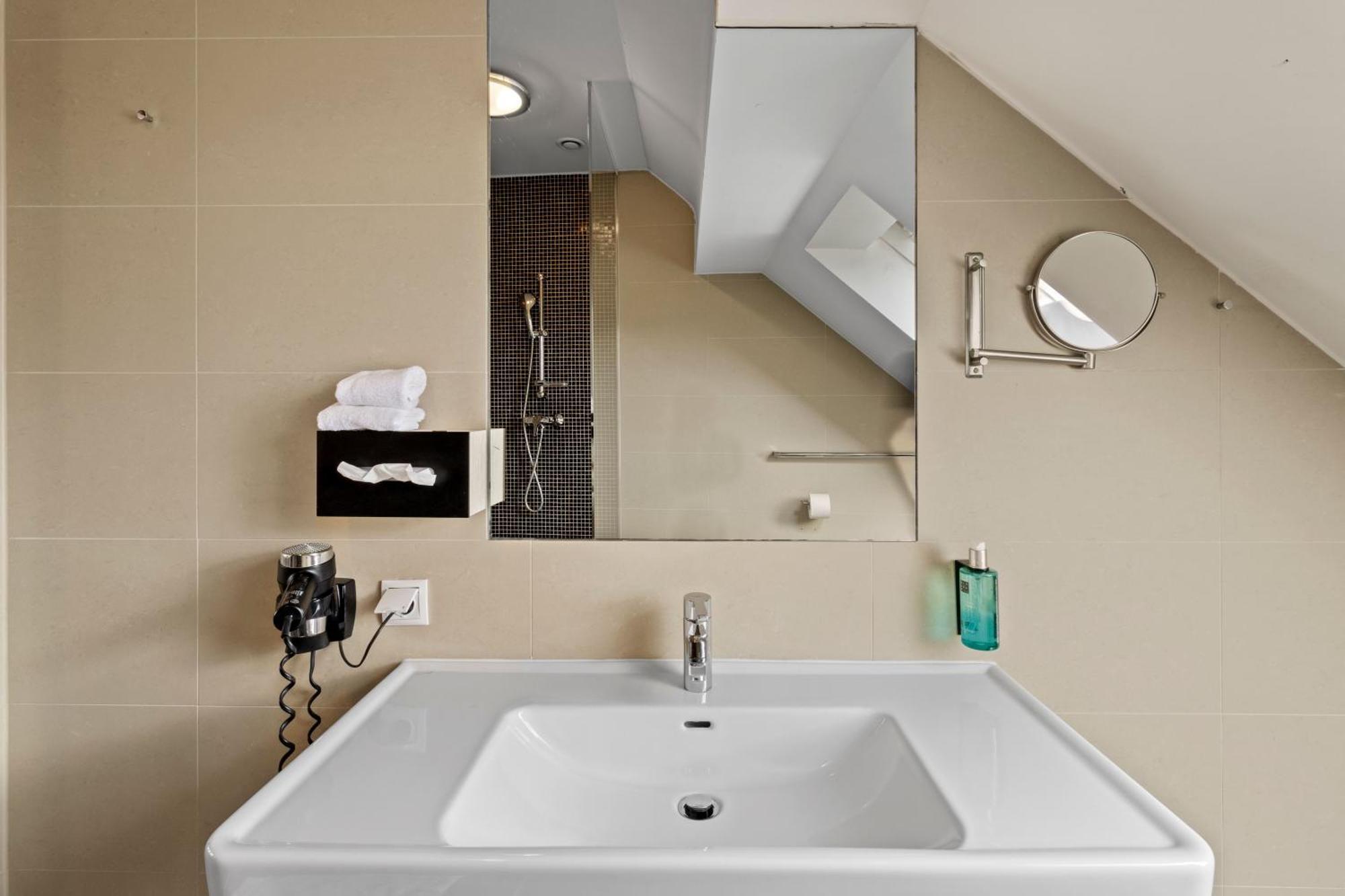 Hotel George Wina Bagian luar foto
