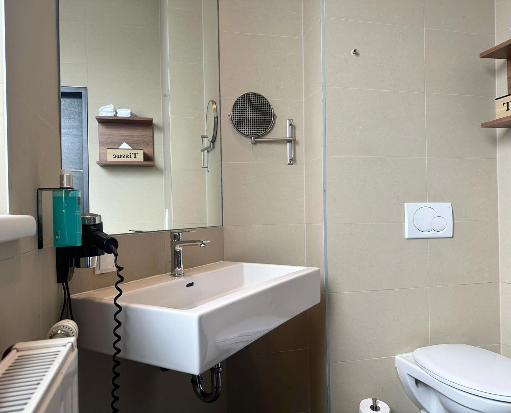 Hotel George Wina Bagian luar foto