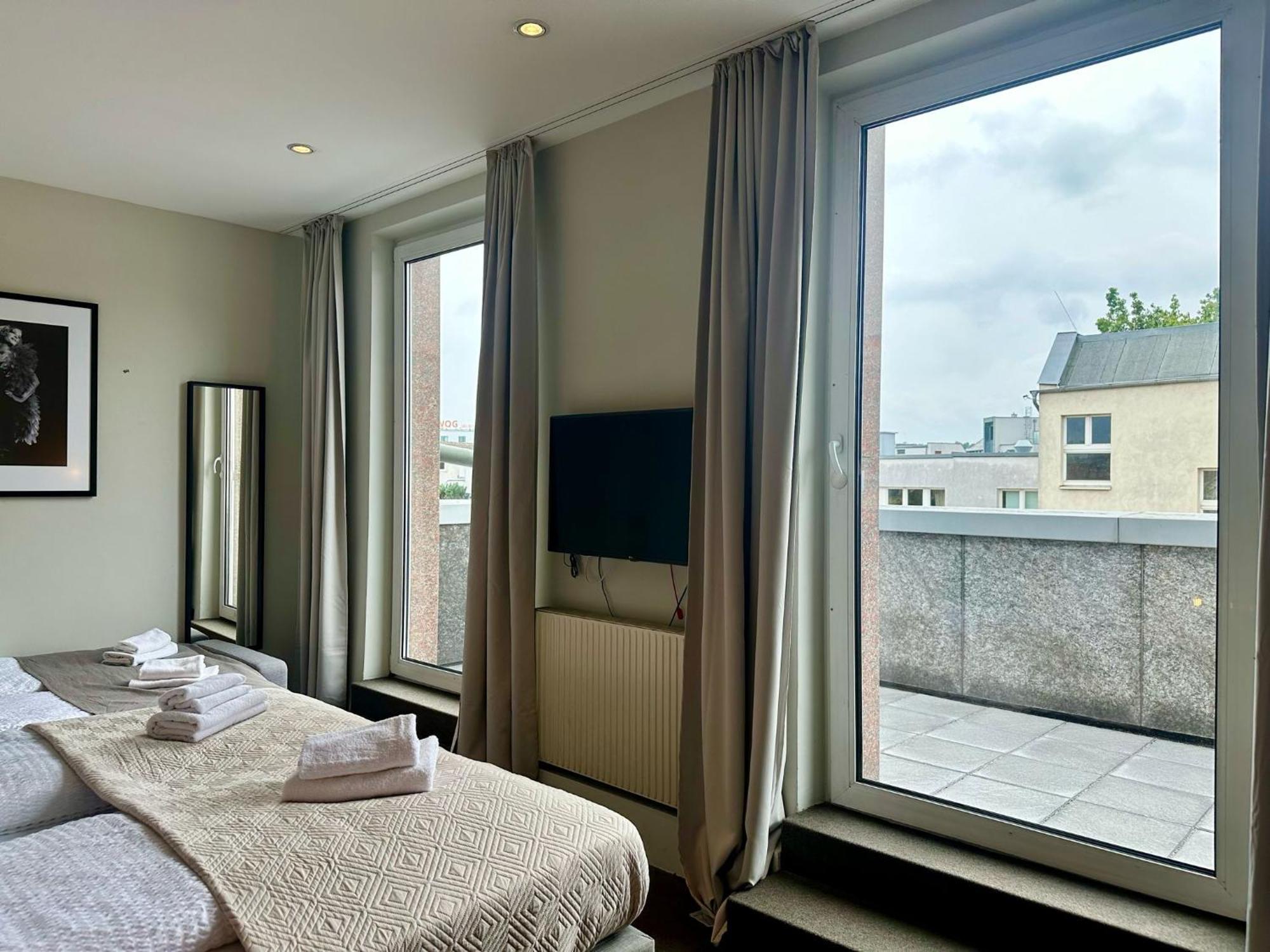 Hotel George Wina Bagian luar foto