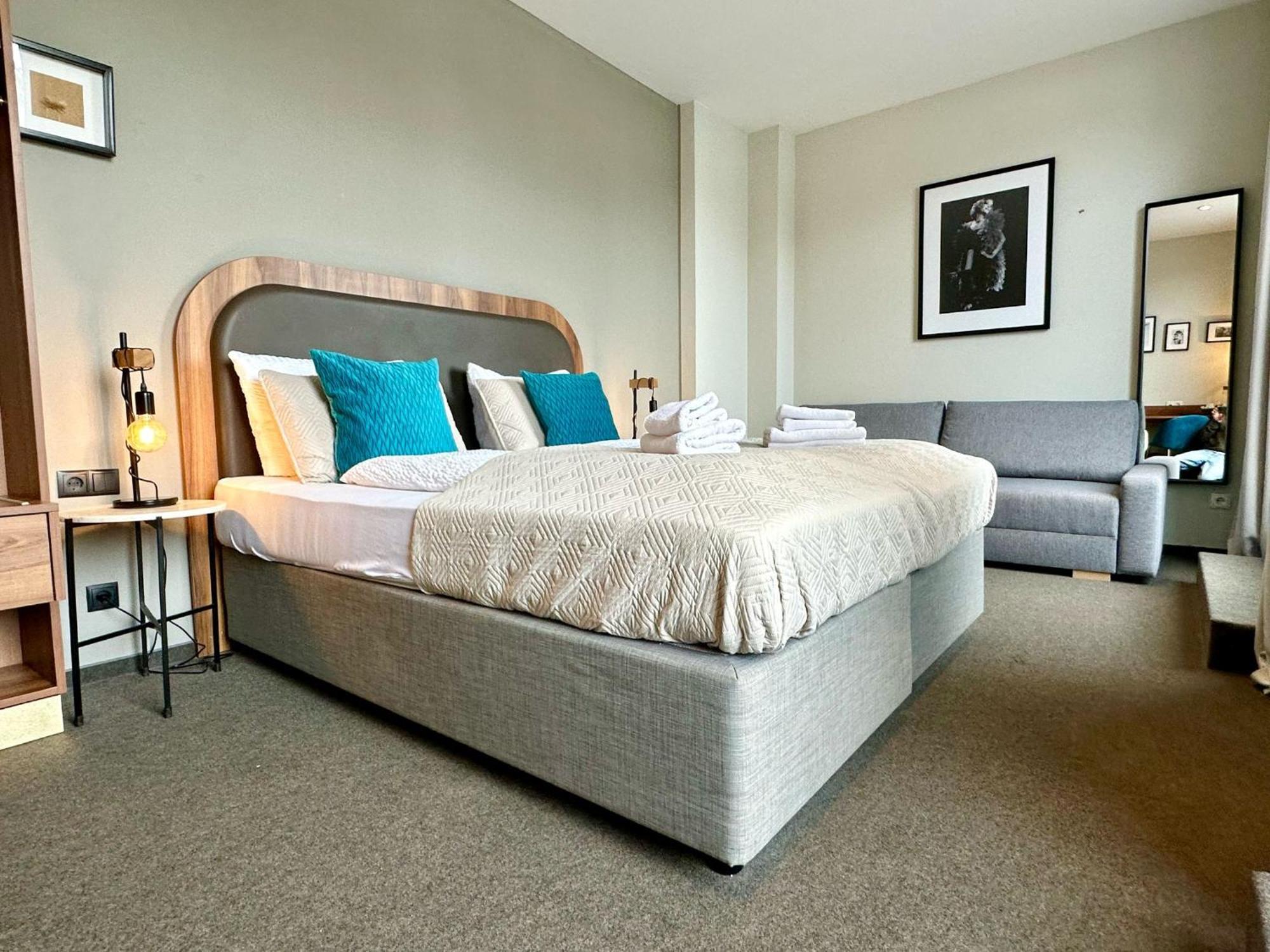 Hotel George Wina Bagian luar foto