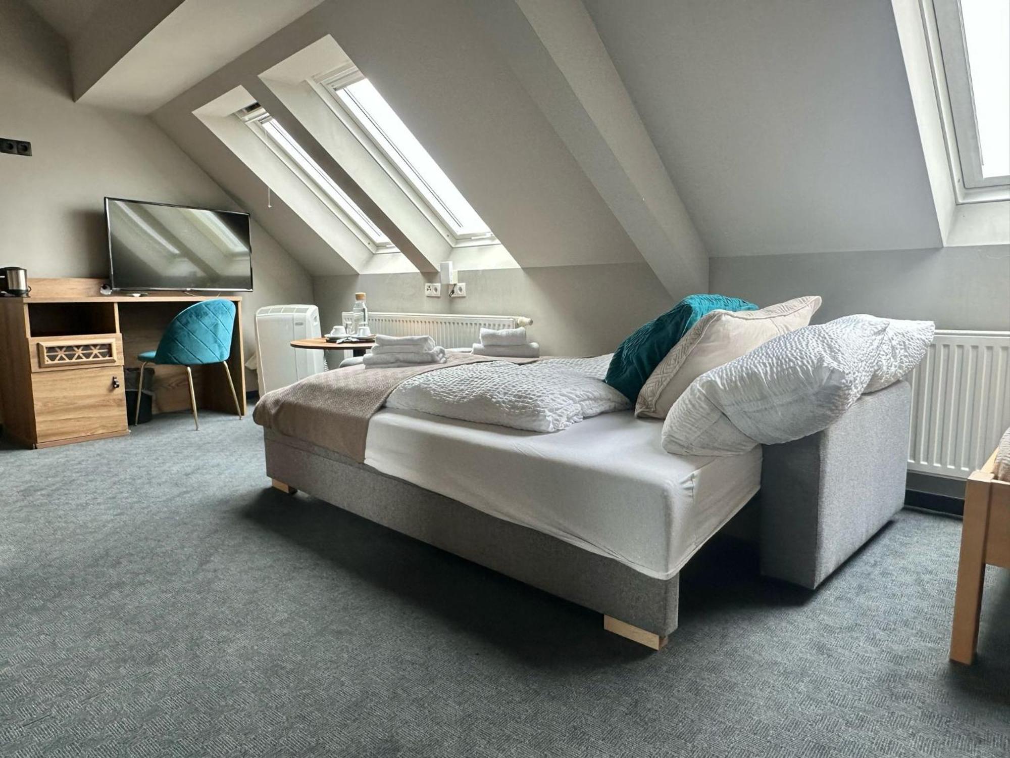 Hotel George Wina Bagian luar foto