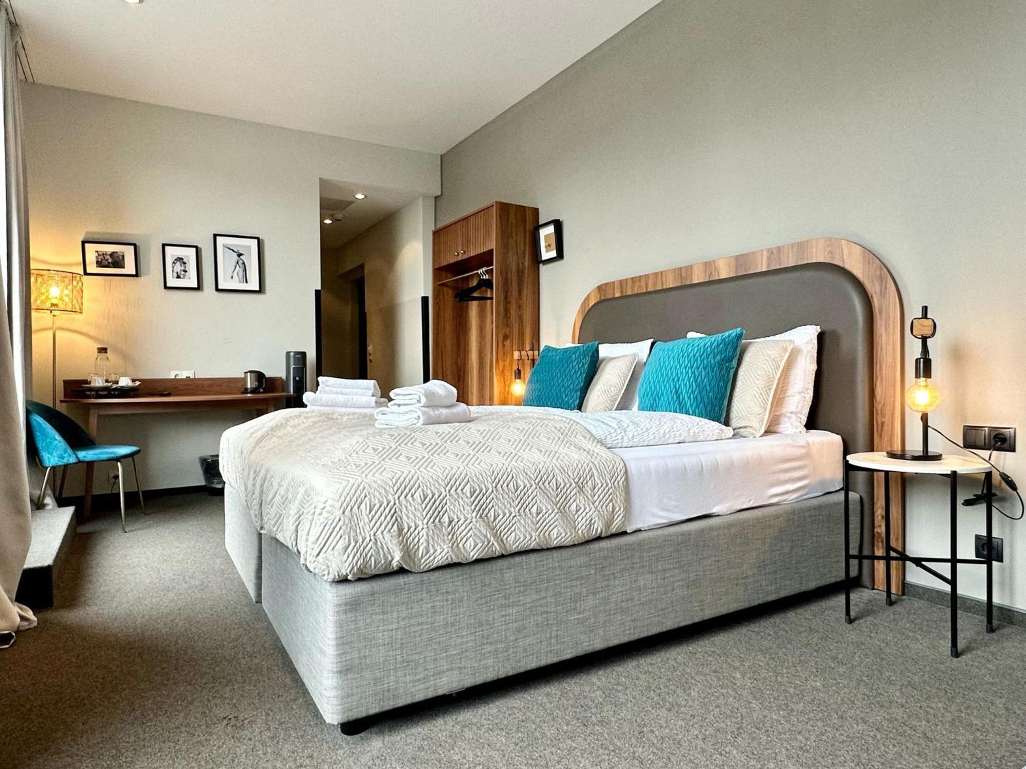 Hotel George Wina Bagian luar foto